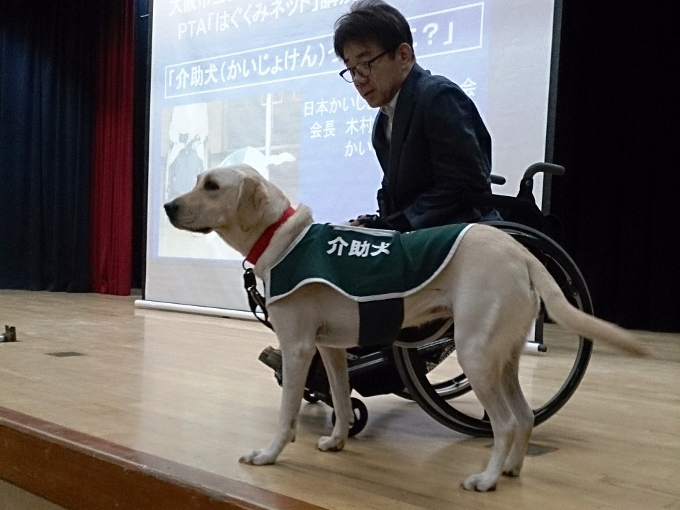 写真：大阪市立諏訪小学校で講演の様子